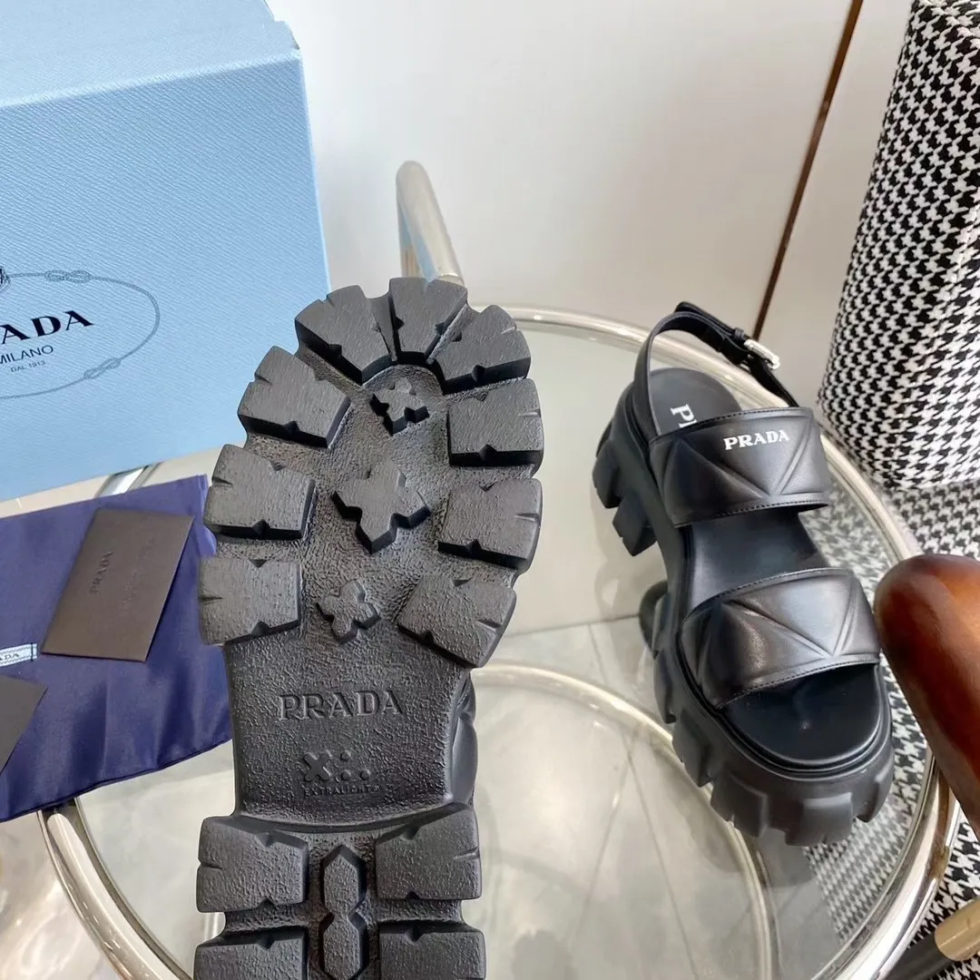 💕💕Factory direct selling price p480💕💕 💕💕Factory direct selling price prada Prada 23 spring and summer tire sawtooth platform platform sandals! The retro, fashionable and avant-garde 70mm thick-soled soles and simple uppers make the whole pair of shoes light and comfortable. The bright colors satisfy a variety of choices for fashionable people with different styles! Triangular embossing on the upper, every design element is fashionable! The upper is made of mixed sheepskin, the lining is sheepskin, and the original molded rubber foam outsole! Bottom thickness: 6cm Size: 35-41 Comes with original packaging